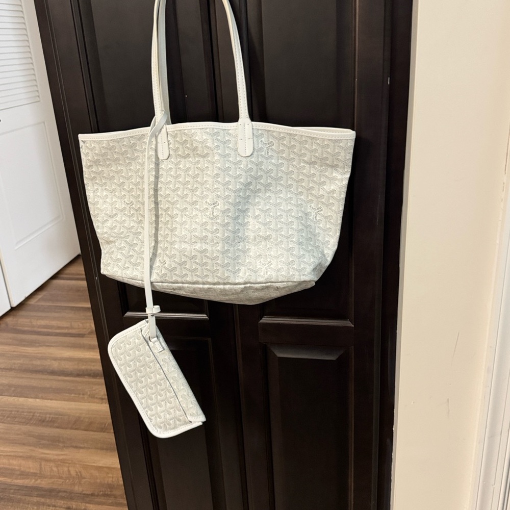 Elegant White Tote Bag with Pouch